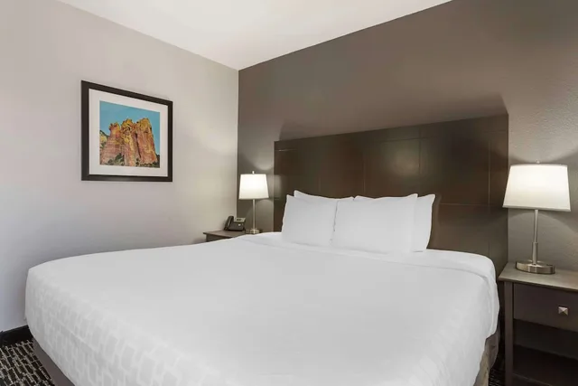 غرفة قياسية بسرير كينج، Best Western Plus Sun Canyon 5/7