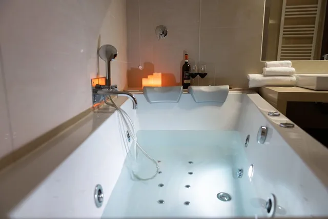 جناح استوديو رومانسي بجاكوزي، Navona Central Suites 7/7