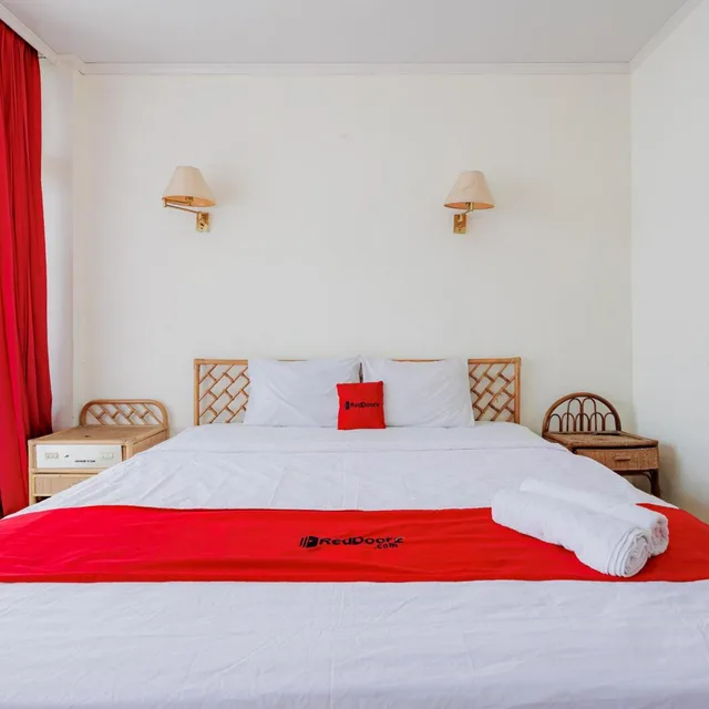 غرفة بسرير مزدوج، RedDoorz Plus near Tugu Mercusuar Anyer 1/10