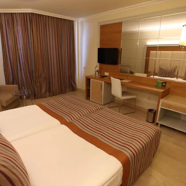 غرفة قياسية بإطلالة جزئية على البحر، Pegasos Resort 3/8