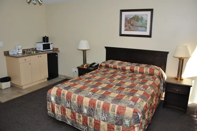 غرفة قياسية بسرير كوين، Canadian Inn 3/6