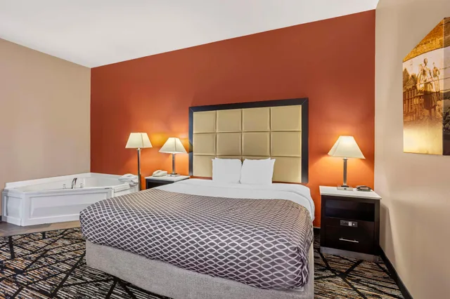غرفة بسرير كينج مع أريكة بحوض جاكوزي، Best Western Carlisle 1/5