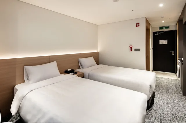 غرفة قياسية بسريرين منفصلين، Icheon J Hotel 1/3