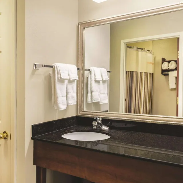 غرفة تنفيذية بسرير كينج، La Quinta Inn & Suites by Wyndham Louisville East 7/10