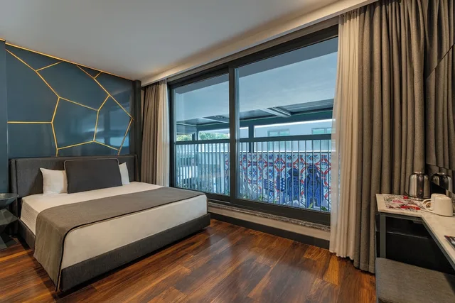 Economy, Queen Bed, No Window، Lucky Monkey Hotel 2/7