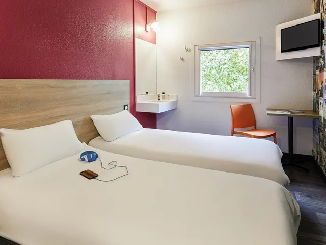 Car, Double Bed, Side View، hotelF1 Montpellier Est 2/8