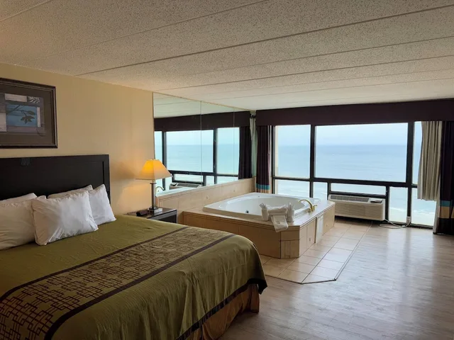 غرفة كلاسيكية بإطلالة على البحر مفردة بسرير كينج، Travelodge by Wyndham Suites Virginia Beach Oceanfront 1/3