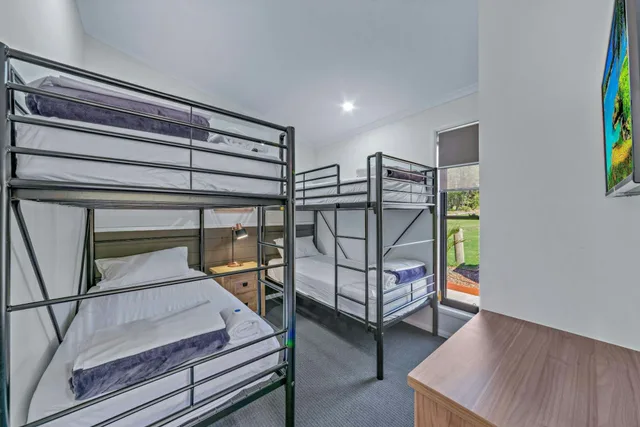 2 Bedrooms, Deluxe, Cabin, Discovery Parks - Airlie Beach 2/3