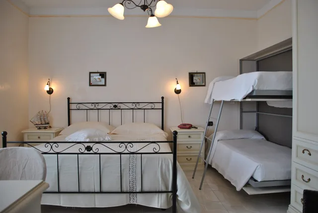 غرفة ديلوكس رباعية بسرير مزدوج وسرير بطابقين بإطلالة على البحر بشرفة، Mediterraneo Hotel 1/4