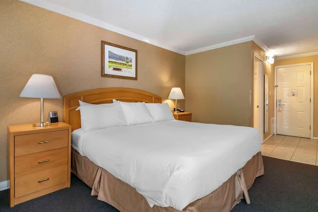 Suite, 2 Queen Beds, Sofa, Kitchen, Best Western Inn At Penticton 2/9