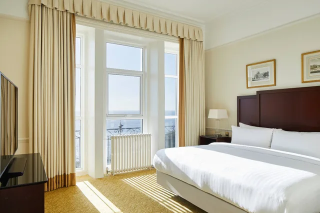 جناح بسرير كينج بإطلالة على البحر بغرفة نوم واحدة مع أريكة، Marriott Highcliff 1/8