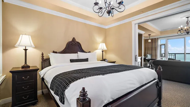 جناح بسرير كينج بغرفة نوم واحدة بإطلالة جزئية على البحر، Oak Bay Beach Hotel 3/6