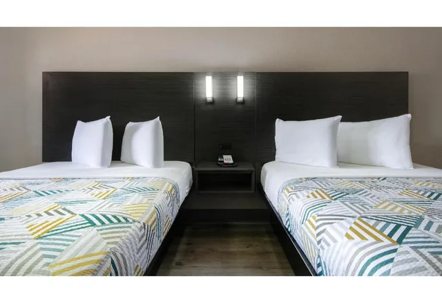 2 Queen Beds Mobil Access Tub Nsmk Kitchen، Studio6 San Antonio, TX - Northwest Medical Center 2/10