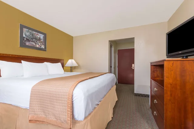 غرفة قياسية بسرير كينج، Days Inn by Wyndham Norton 2/4