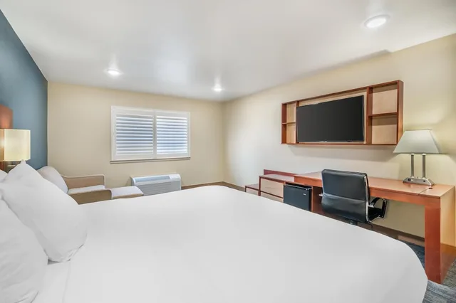 غرفة قياسية بسرير كينج بإطلالة على الفناء مع أريكة، Best Western Plus Clocktower Inn 1/6