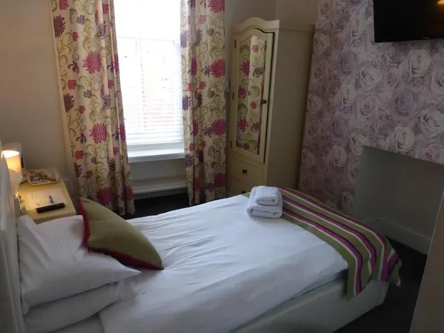 غرفة مفردة بسرير فردي، Harry's Hotel 1/5