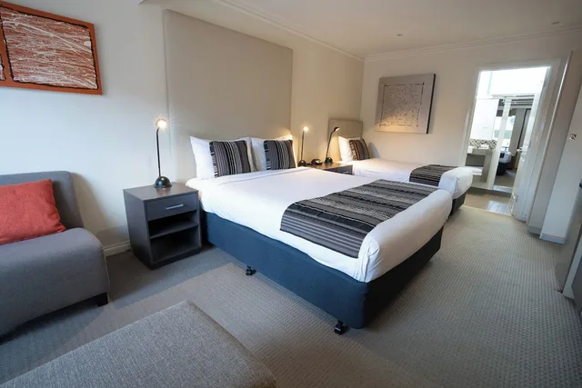 غرفة قياسية بسرير كوين وسرير فردي، Sovereign Park Motor Inn 1/3