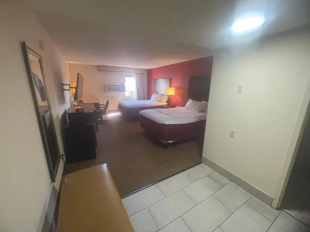 غرفة بسريرين كوين بإطلالة على المسبح، Clarion Hotel & Conference Center Lansing West 1/2