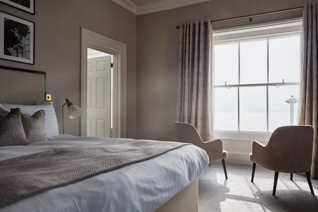 جناح بسرير كينج بإطلالة جزئية على البحر، The Burlington Hotel 1/2