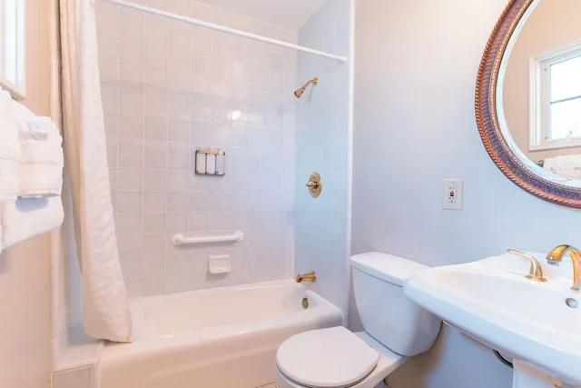 غرفة قياسية بسرير كينج، The Normandy Inn 6/9