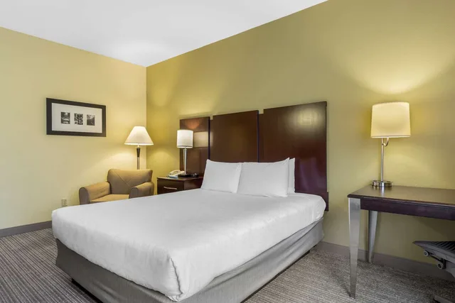 Room, Queen Bed, Golf Course View، Best Western Plus Plaza by the Green 3/7