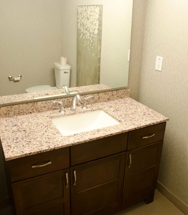 غرفة بسرير كينج مع أريكة، Courtyard By Marriott Waterbury Downtown 2/2