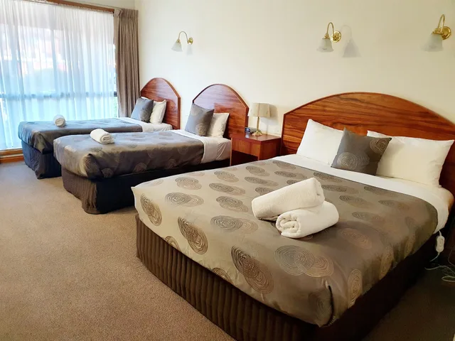 Deluxe, Family, Queen and Twin Beds, Golden Grain Motor Inn 1/4