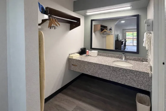 غرفة قياسية بسرير كوين، Quality Inn Mount Pleasant 9/9
