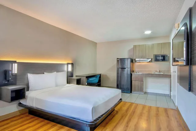 غرفة قياسية بسرير كوين لذوي الإعاقة، Studio 6 Extended Stay - Austin, TX - Midtown 4/10
