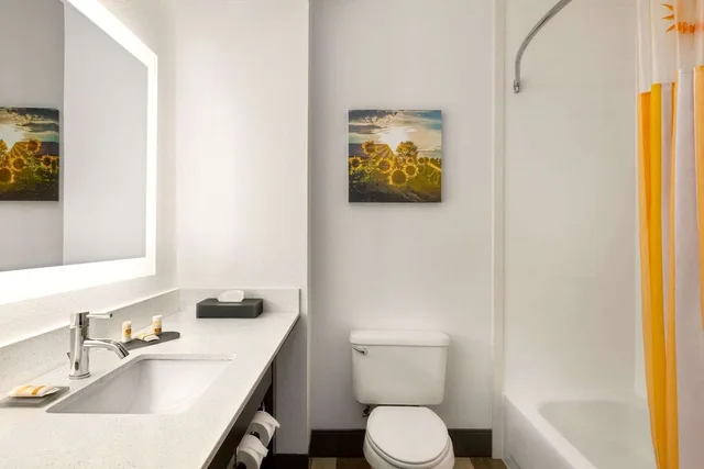 غرفة بسريرين كوين لذوي الإعاقة، La Quinta Inn & Suites by Wyndham Dublin 3/5