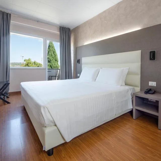 غرفة بسرير كينج بشرفة، PALACE DEL CONERO HOTEL 5/10