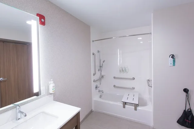 غرفة بسرير كينج لذوي الإعاقة، La Quinta Inn and Suites by Wyndham Lincoln 3/5