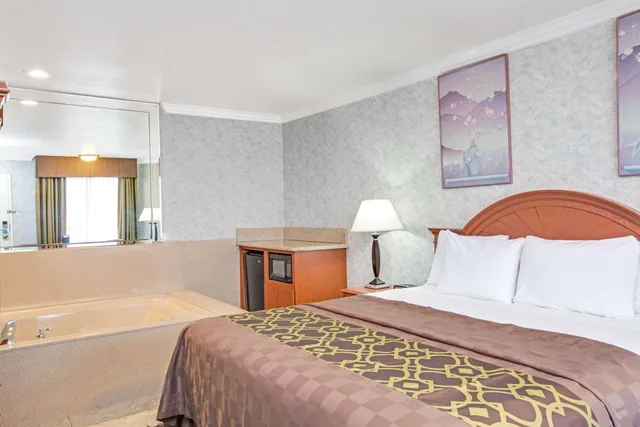 Deluxe, King Bed, Smoking, Days Inn By Wyndham Los Angeles Lax Redondo Manhattan Beach 4/7