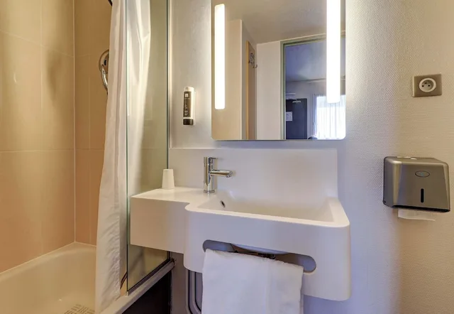 غرفة بسريرين منفصلين، B&B Hotel Dijon Marsannay 6/6