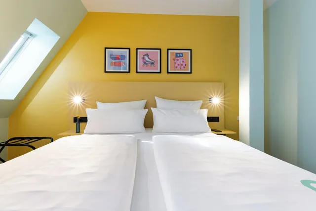 1 Bedroom, Suite, Queen Bed, Sofa, Garner Hotel Berlin Messe by IHG 4/6