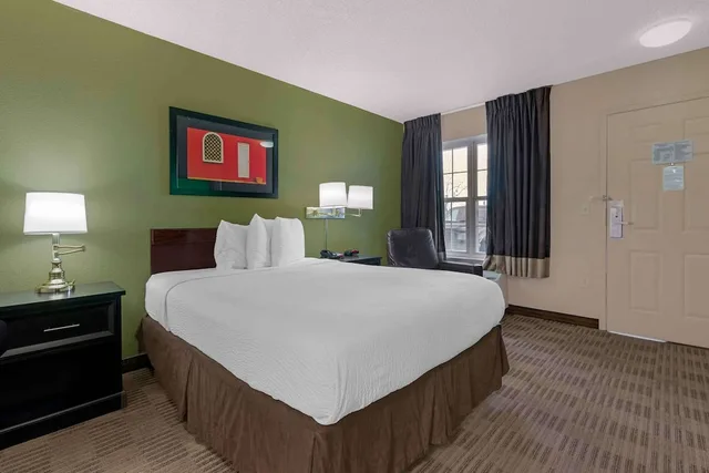 1 King Bed - Non-Smoking, Kitchen, Shower، Studio 6 Extended Stay Sacramento Arden Way CA 7/7