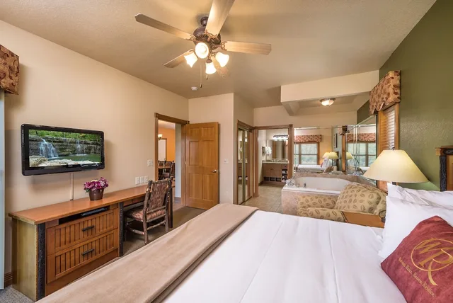فيلا غراند بسرير كينج بغرفة نوم واحدة مع أريكة، Westgate Branson Woods Resort 1/4