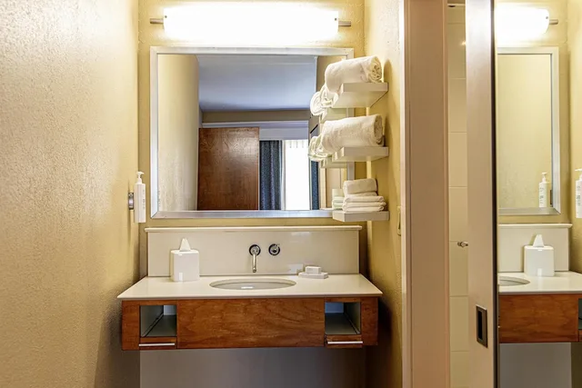 جناح بسرير كينج مع أريكة بمطبخ صغير، Hampton Inn Charleston Daniel Island 8/9