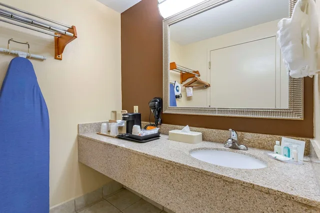 Standard, Single, 2 Double Beds, Smoking، Quality Inn And Suites Hanes Mall 6/8
