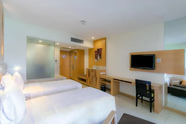 غرفة قياسية بسريرين منفصلين بإطلالة على الحديقة، HOLIDAY INN RESORT BARUNA BALI 1/7