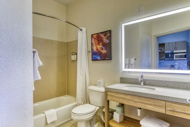 جناح بسرير كينج بغرفة نوم واحدة مع أريكة، Candlewood Suites New Bern 6/6
