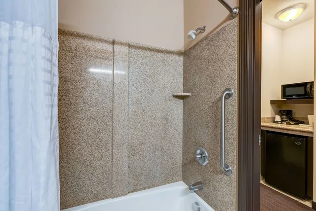 غرفة قياسية بسرير كينج، Comfort Inn And Suites 3/4