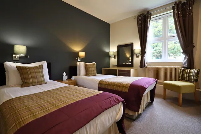 غرفة قياسية بسريرين منفصلين في الملحق، Walworth Castle Hotel, BW Signature Collection 1/4