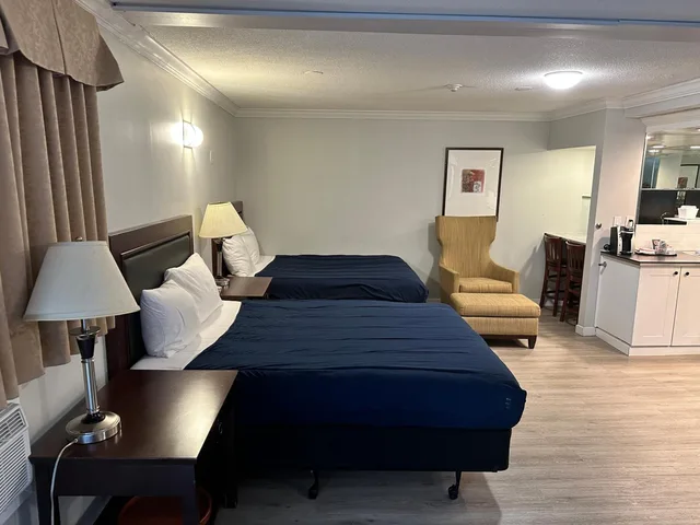 جناح بزنس بسريرين كوين مع أريكة، Travelodge by Wyndham Langley 4/10