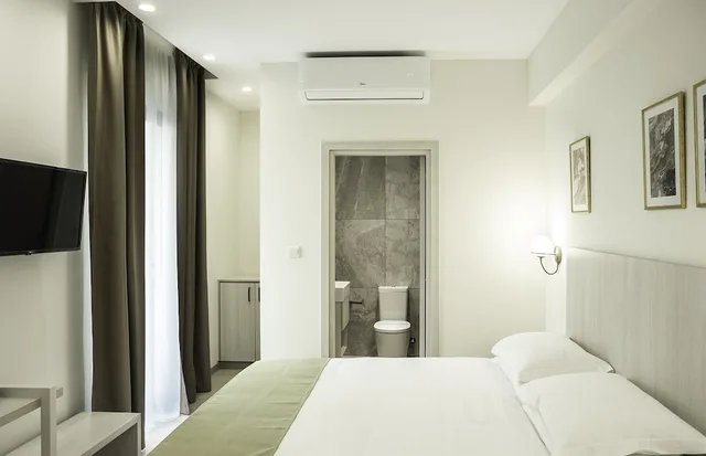 غرفة ديلوكس بسرير كوين بشرفة، Roseum Boutique Hotel 2/4