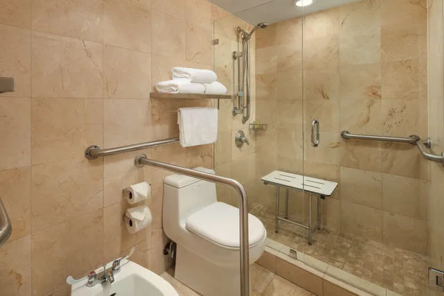 غرفة قياسية بسرير كينج، Doubletree By Hilton Grand Hotel Biscayne Bay 2/2
