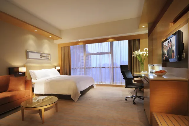 غرفة بريميير بسرير كينج وسرير كوين، New World Wuhan Hotel 2/2
