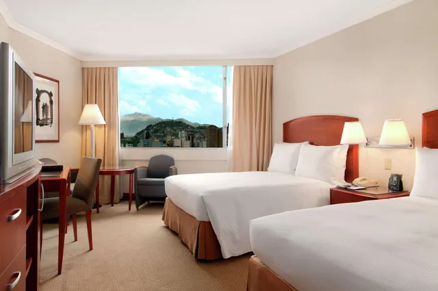 غرفة تنفيذية تنفيذية بسريرين مزدوجين مع دخول الصالة، Hilton Colon Quito 1/4