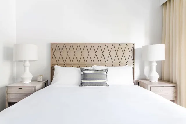 Guest Room, King Bed, Water Front، Parrot Key Hotel & Villas 6/11