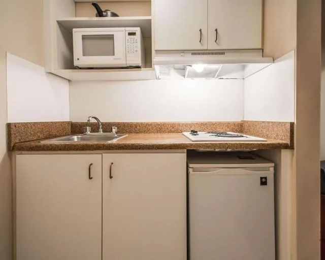 Standard, Single, 2 Double Beds، Suburban Studios Airport 10/10